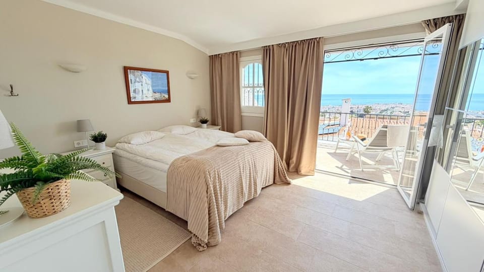 Lovely townhouse, several terraces, garden, pool House in Nerja