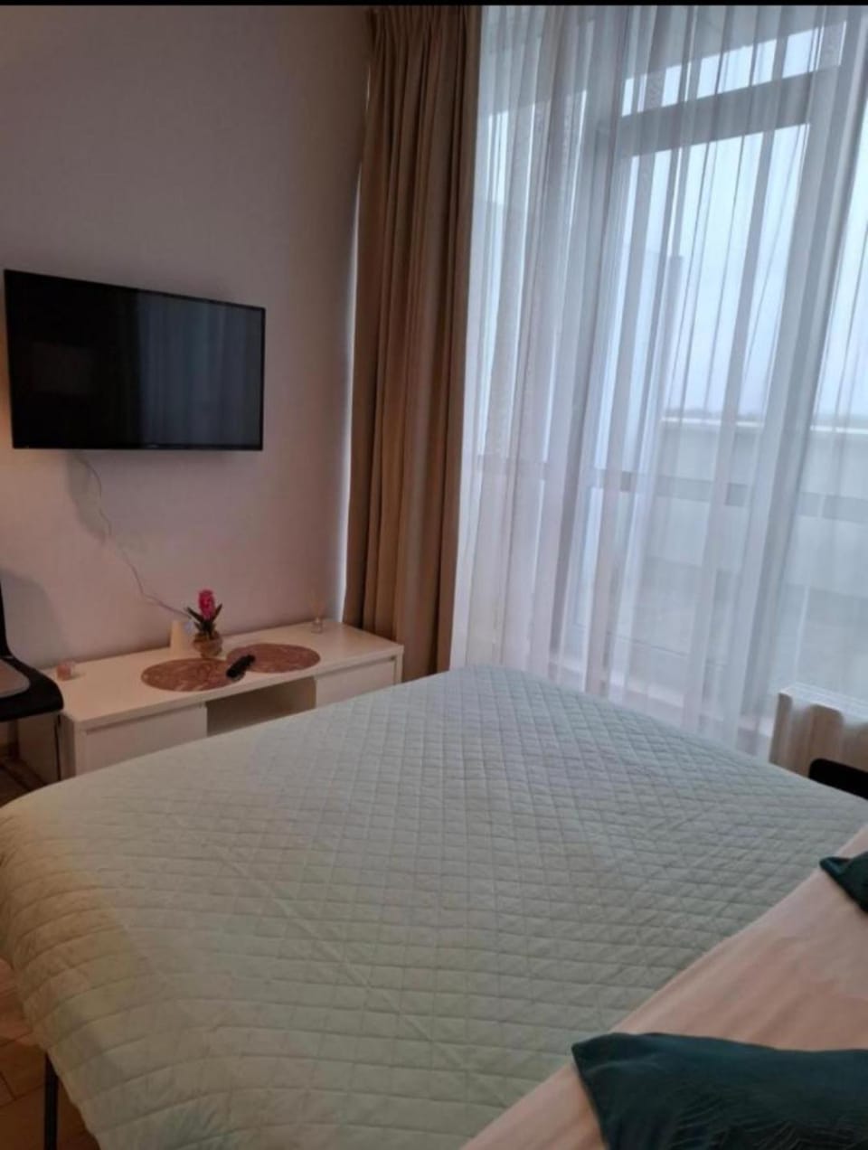 Bed, TV and multimedia, Photo of the whole room, Bedroom