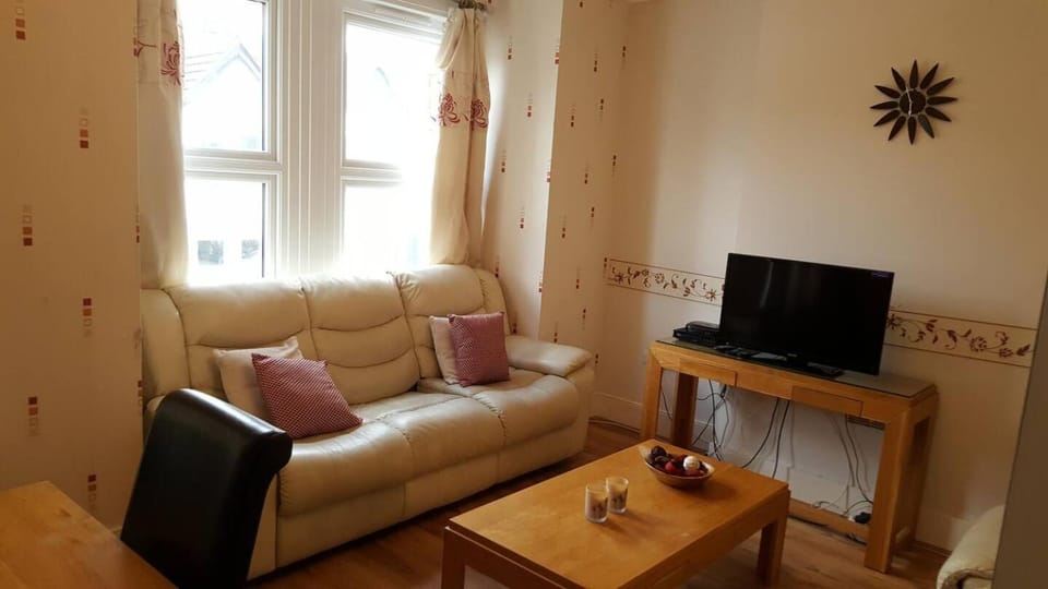 Large 4 Bedroom, 2 Kitchens, 3 Bathrooms House Apartment in London
