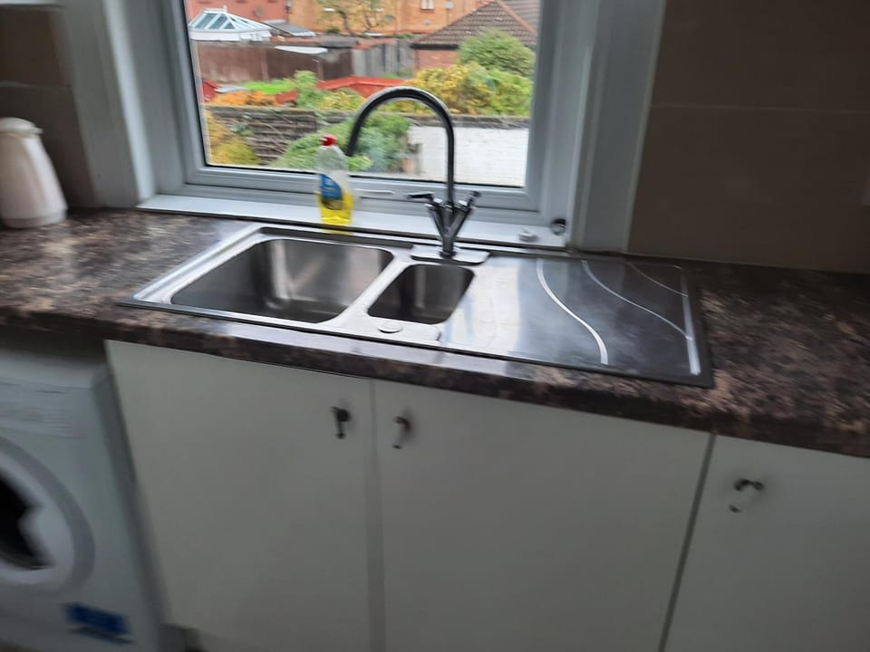 Large 4 Bedroom, 2 Kitchens, 3 Bathrooms House Apartment in London