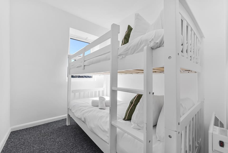 Bedroom, bunk bed