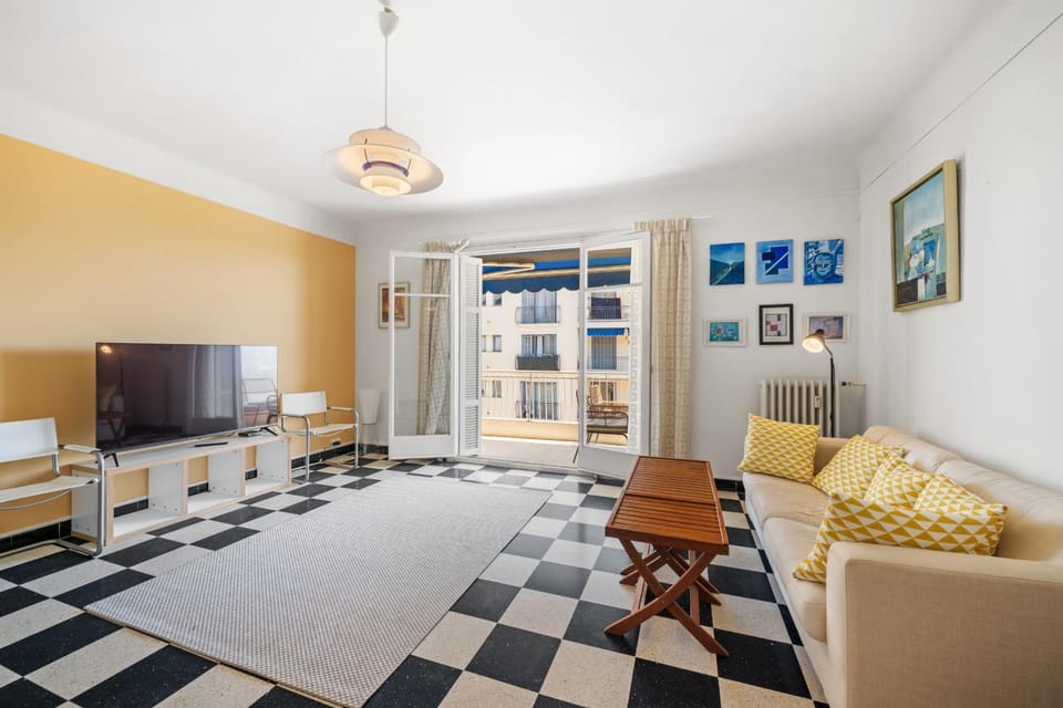 Sunny apartment with balcony Apartment in Menton