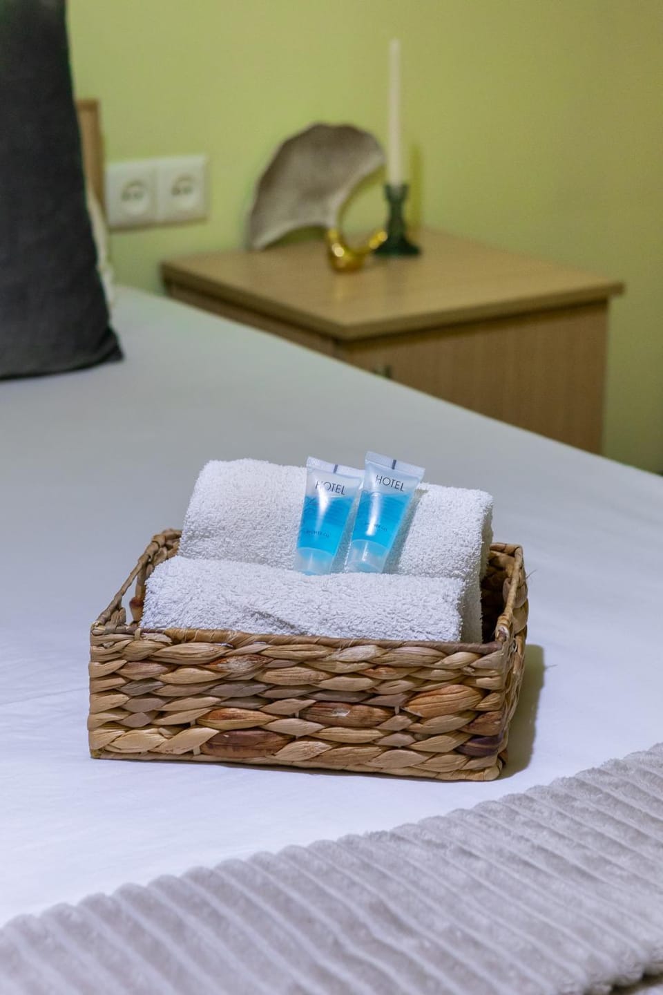 Bed, towels