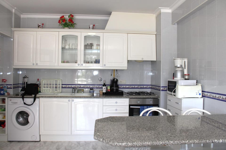 Coffee/tea facilities, Kitchen or kitchenette, dishwasher, oven