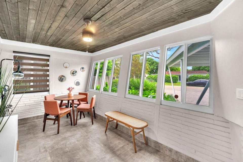 The Frolics -Stunning Wilton Manors Pool Home House in Wilton Manors