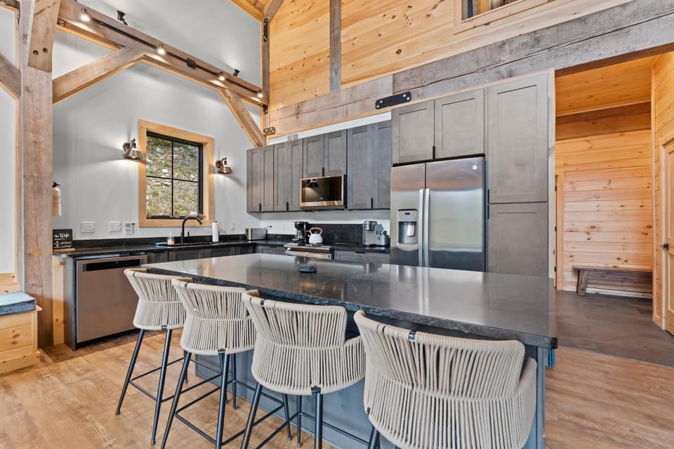 Mountain Views, Hot Tub, Trails, Waterfront Chalet in Plymouth