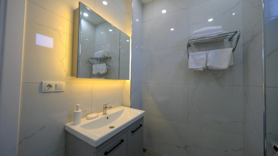 Shower, Bathroom, towels