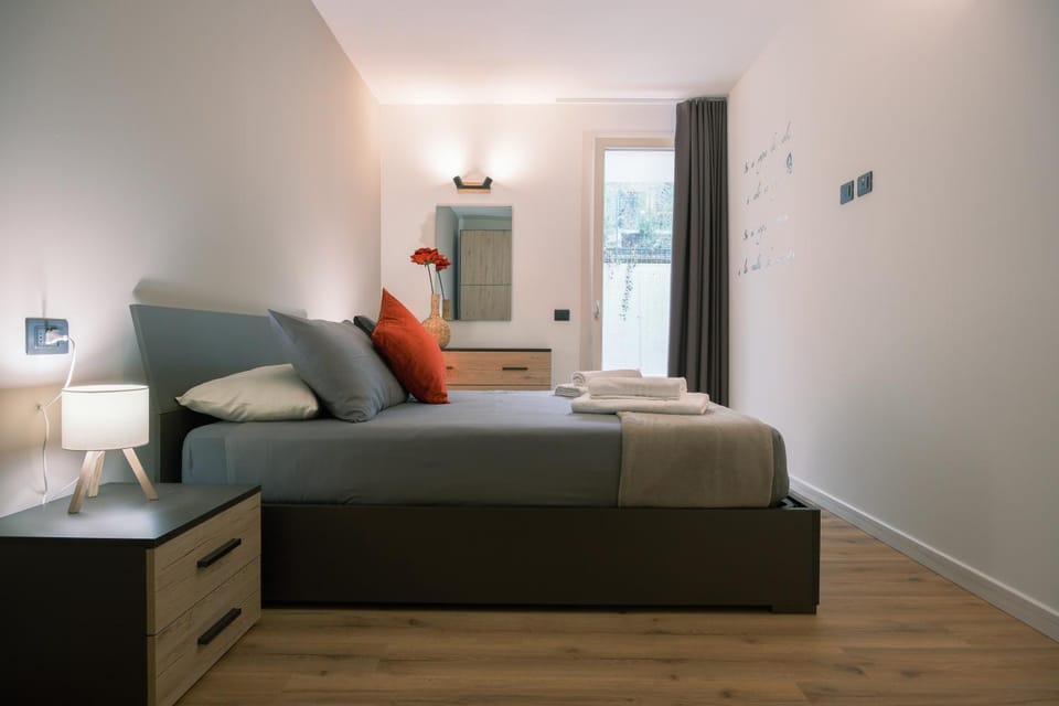 Bed, Living room, Photo of the whole room, Seating area, Bedroom