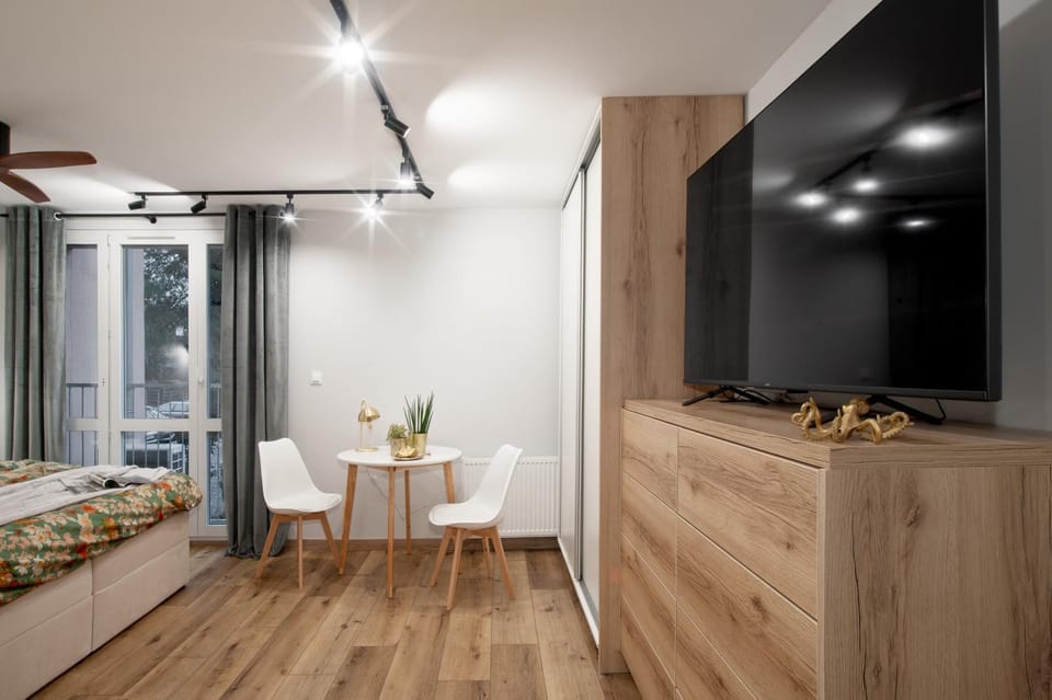 Bed, TV and multimedia, Photo of the whole room, Dining area, Bedroom, wardrobe