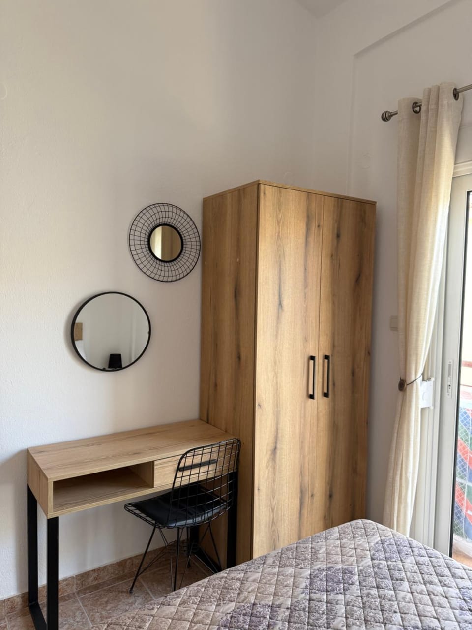 Bed, Photo of the whole room, wardrobe