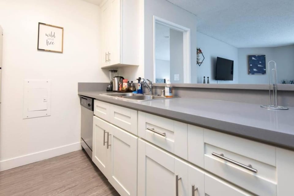 Snazzy 2 Bedroom Pad with Rooftop Pool and Hollywood Sign View Apartment in Hollywood