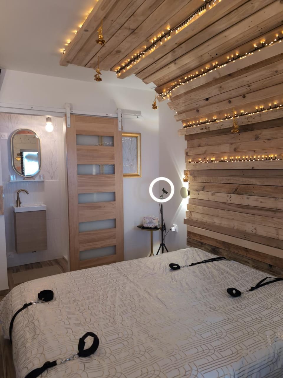 La Whiteroom de l'Artois Love hotel in Hauts-de-France