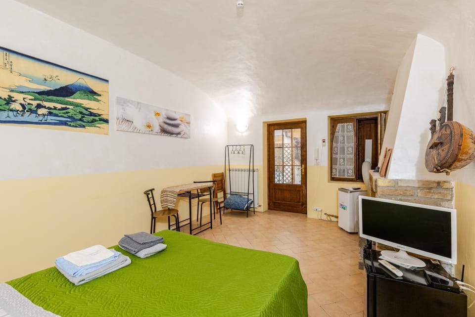 TV and multimedia, Photo of the whole room, Bedroom, hair dresser, towels