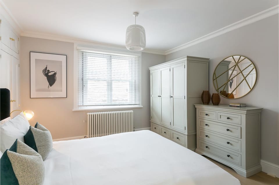 Bed, Photo of the whole room, Bedroom, internet, wardrobe