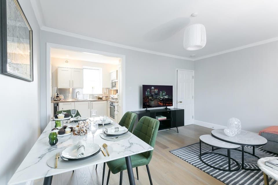 TV and multimedia, Kitchen or kitchenette, Living room, Seating area, Dining area