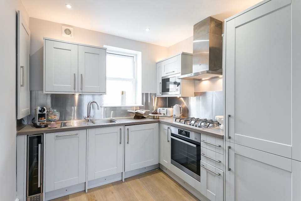 Coffee/tea facilities, Kitchen or kitchenette, dishwasher, oven, stove, toaster