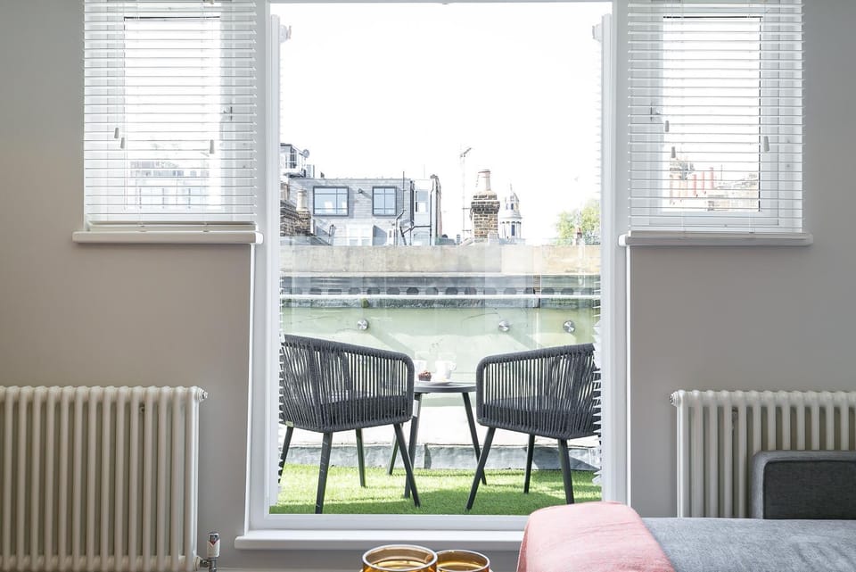 View (from property/room), Balcony/Terrace, Living room, Seating area, Dining area, internet