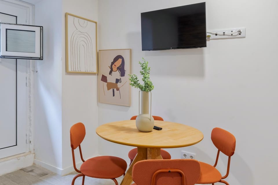 TV and multimedia, Kitchen or kitchenette, Living room, Seating area, Dining area