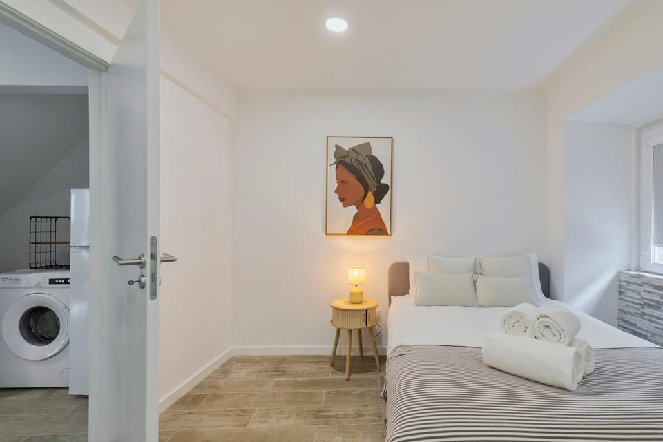 Bed, Photo of the whole room, Bedroom, towels, washing machine