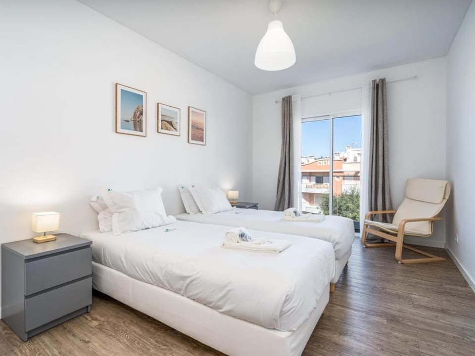Bed, Bedroom, towels