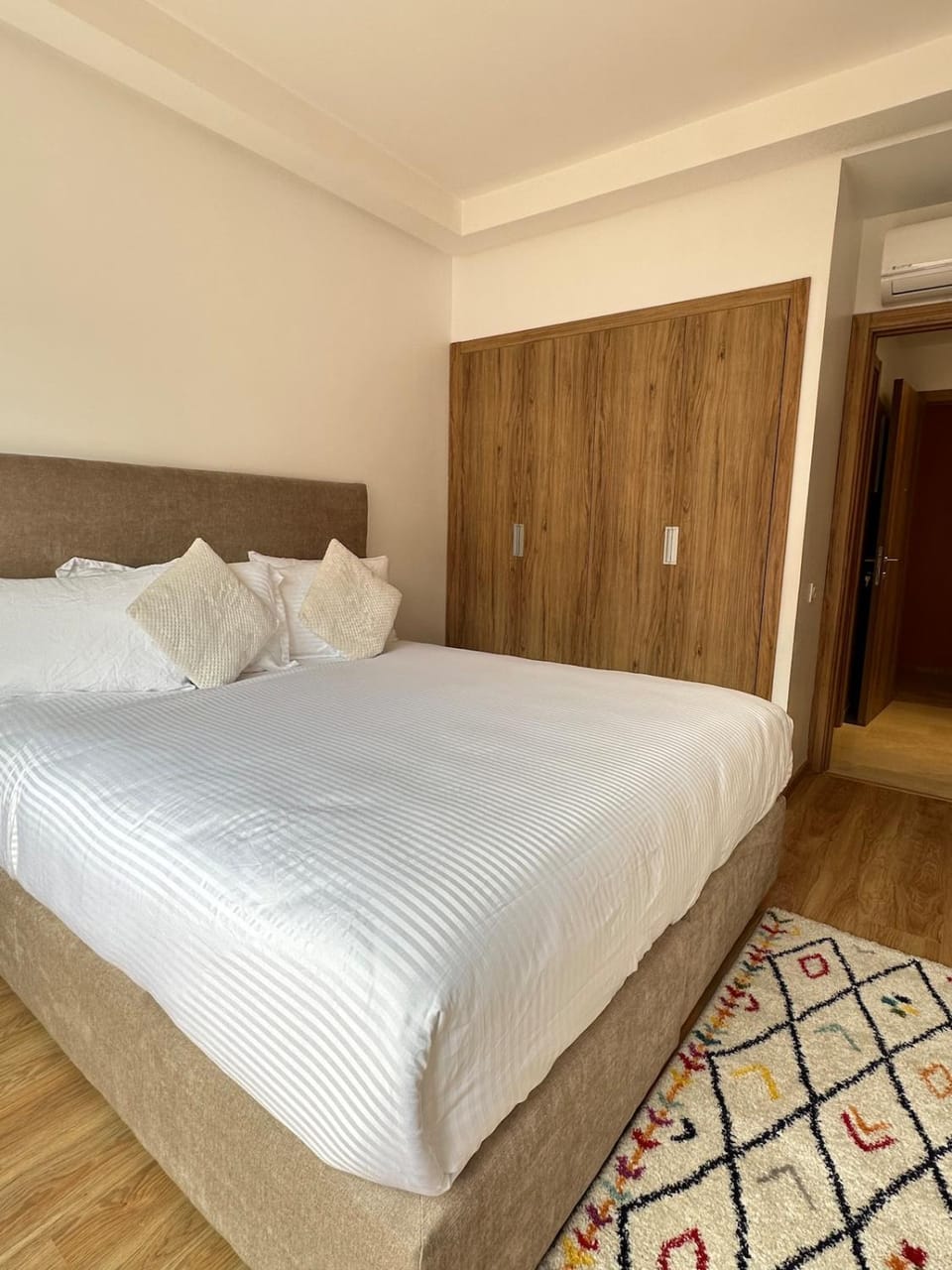 Photo of the whole room, Bedroom, wardrobe