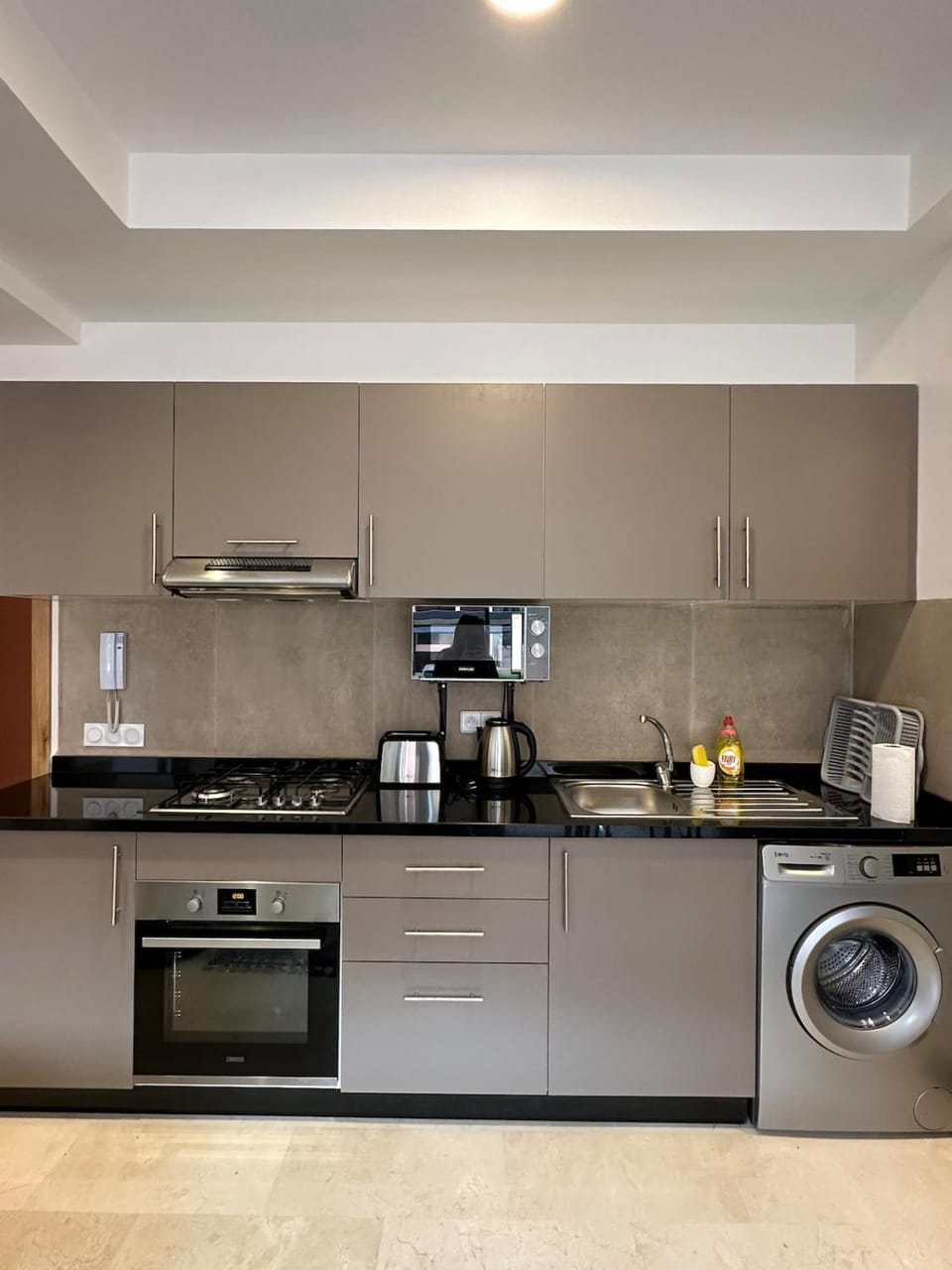 Coffee/tea facilities, dishwasher, stove, toaster, washing machine