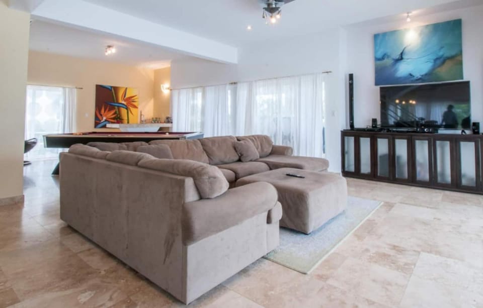 Spacious 6BR Bay-Side Waterfront Villa San Pedro Villa in San Pedro
