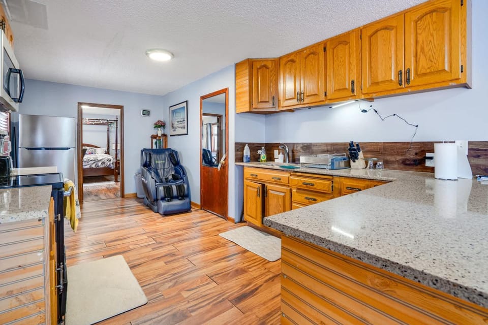 Kitchen or kitchenette, oven