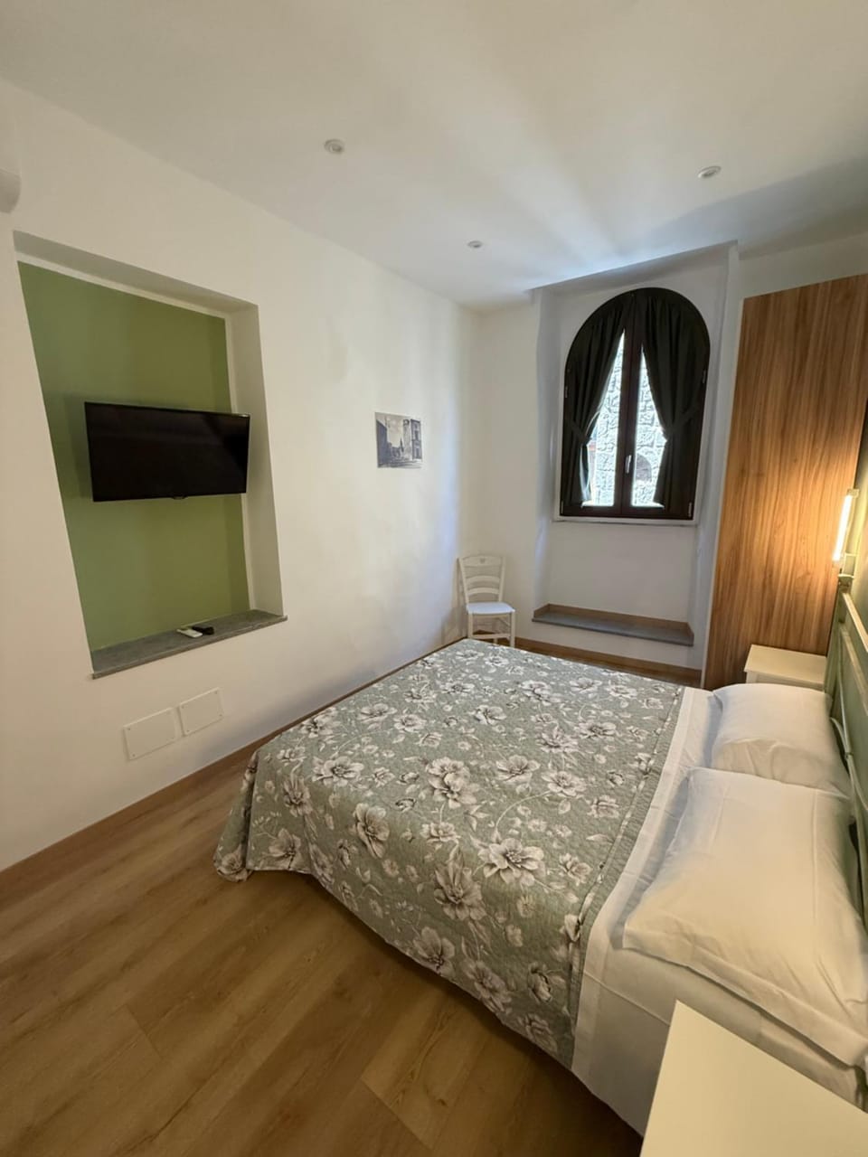 Bed, TV and multimedia, Photo of the whole room, Bedroom