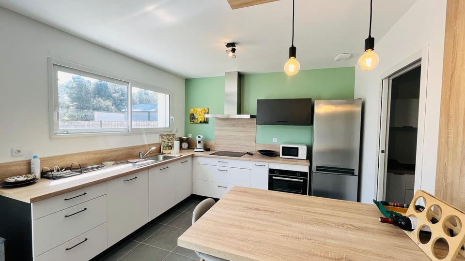 Kitchen or kitchenette, Dining area, dishwasher, oven, stove