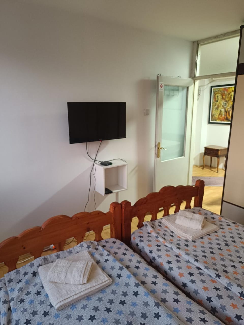 Bed, TV and multimedia, Bedroom, towels
