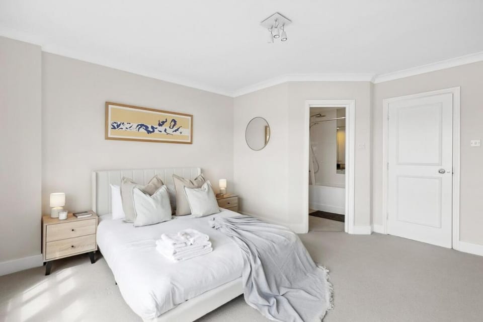 Riverside 5 bedroom House along quiet residential street. 10 minutes to Canary Wharf and the City Bed and Breakfast in London Borough of Southwark