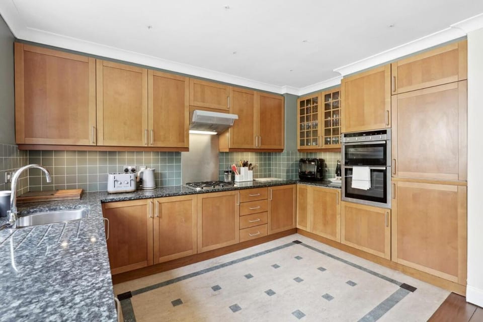 Riverside 5 bedroom House along quiet residential street. 10 minutes to Canary Wharf and the City Bed and Breakfast in London Borough of Southwark