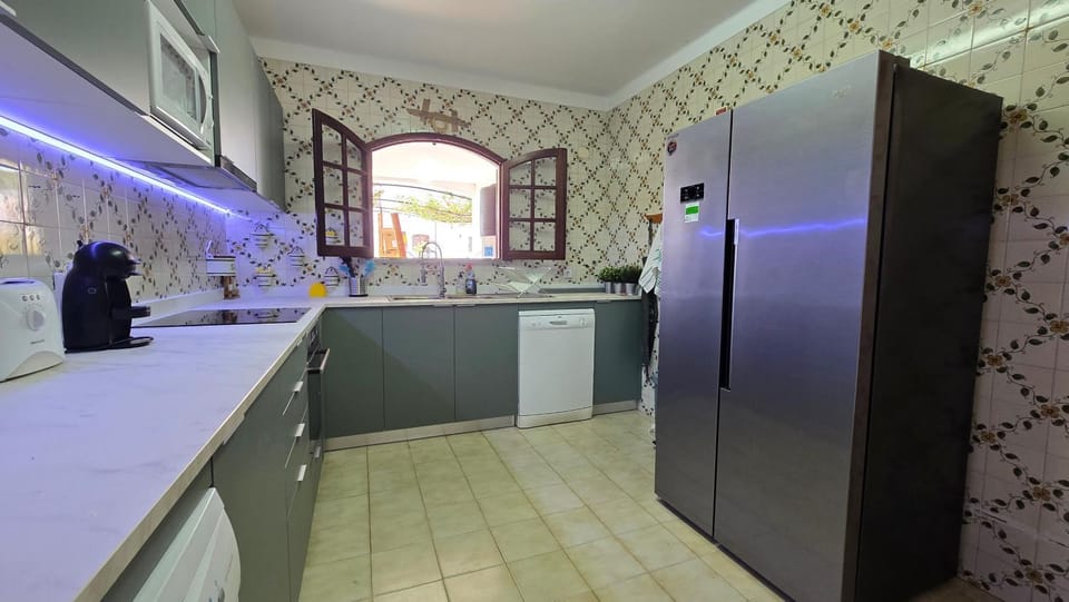 Kitchen or kitchenette, dishwasher, stove