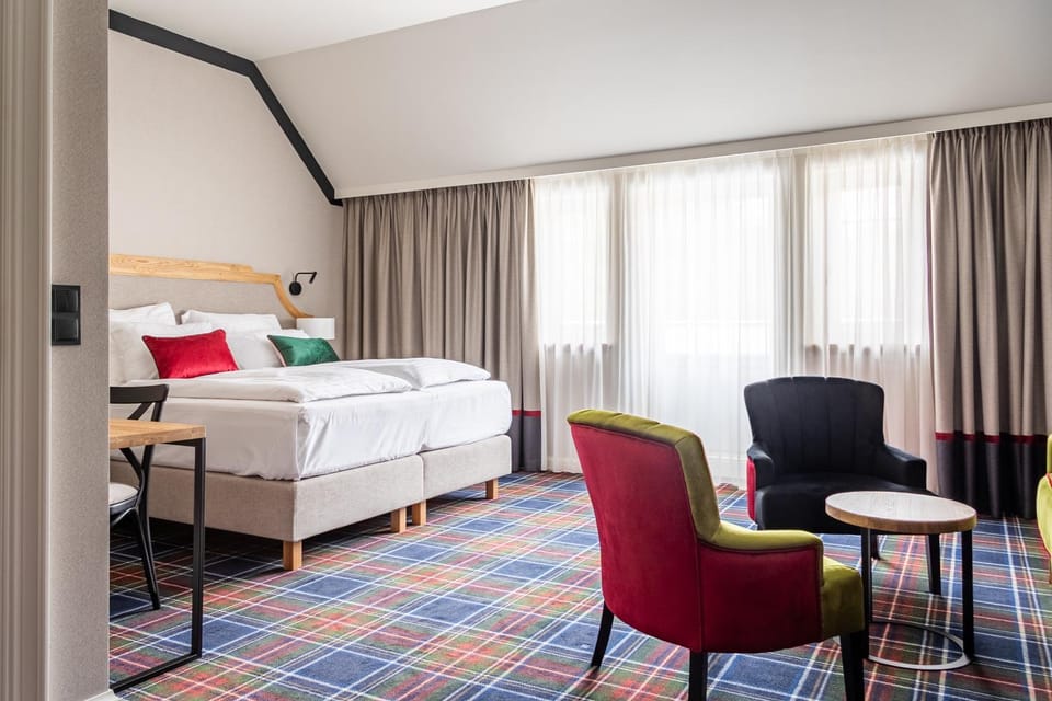 Bed, Photo of the whole room, Seating area