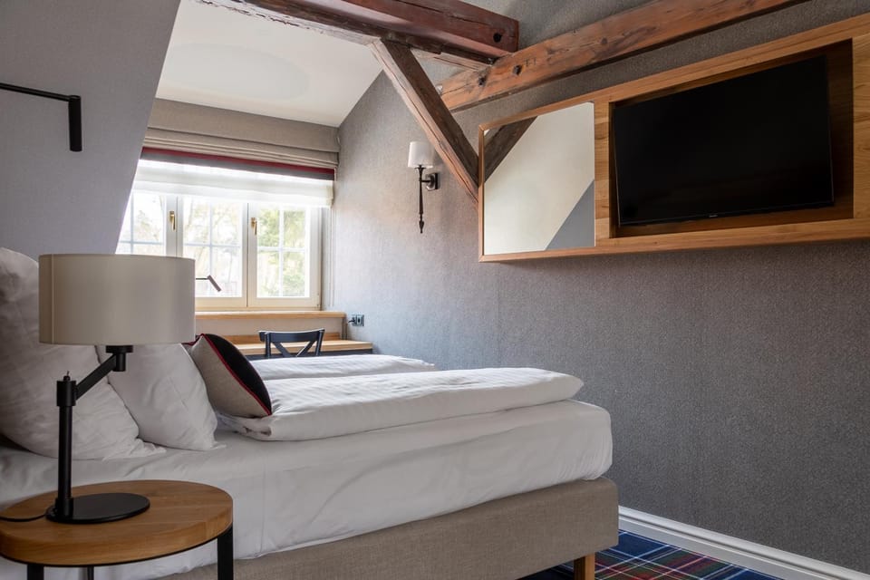 Bed, TV and multimedia, Photo of the whole room, Bedroom