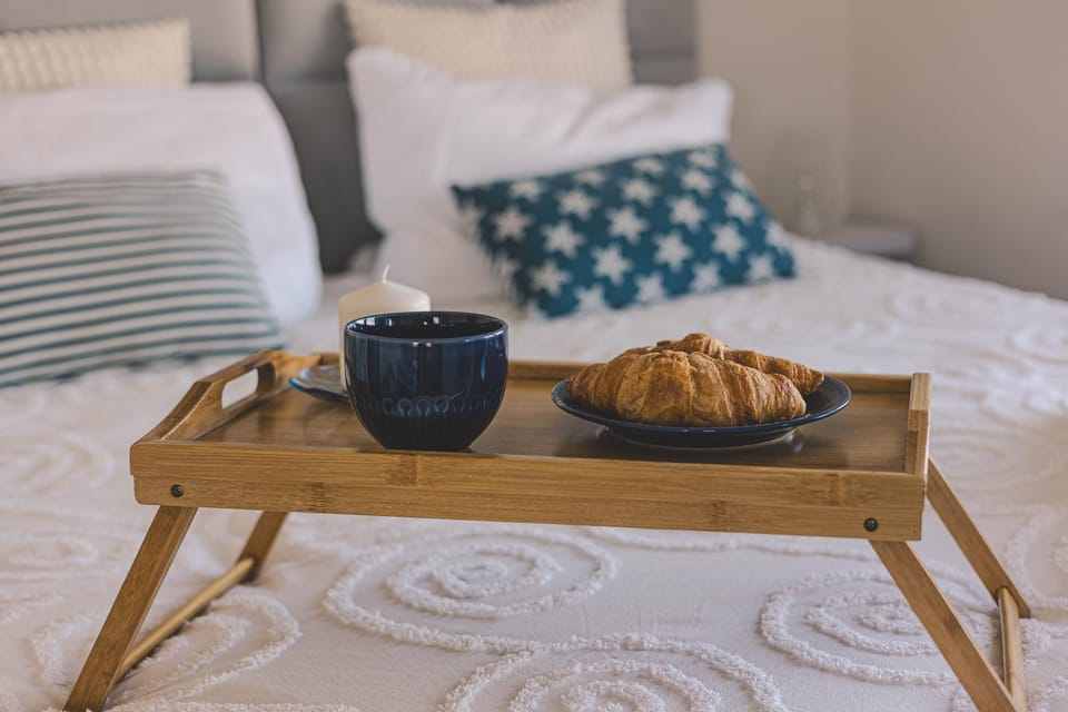 Bed, Food and drinks, Seating area, Bedroom, Food