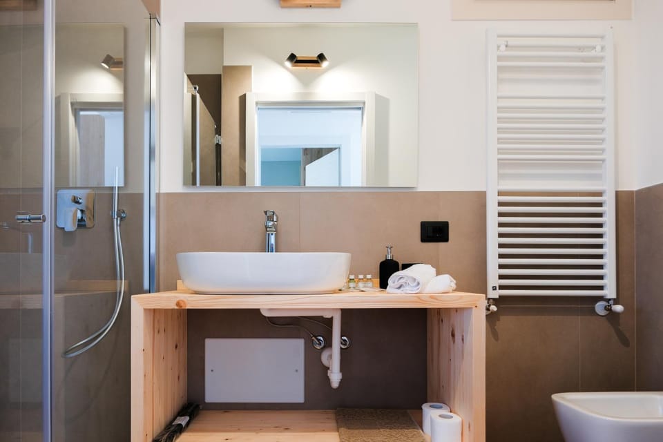 Shower, Toilet, Bathroom, towels