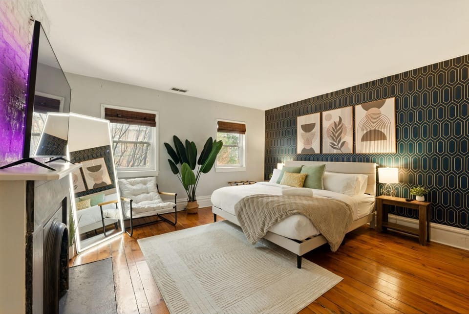 Bed, TV and multimedia, Photo of the whole room, Seating area, Bedroom
