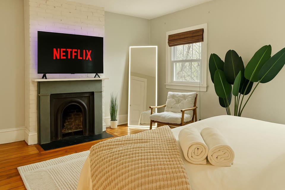 Bed, TV and multimedia, Seating area, Bedroom