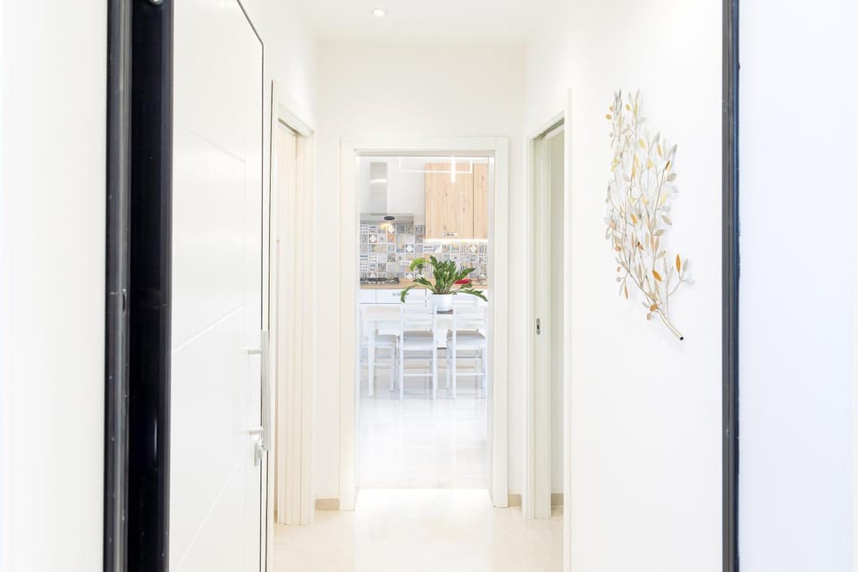 Facade/entrance, Photo of the whole room, Dining area