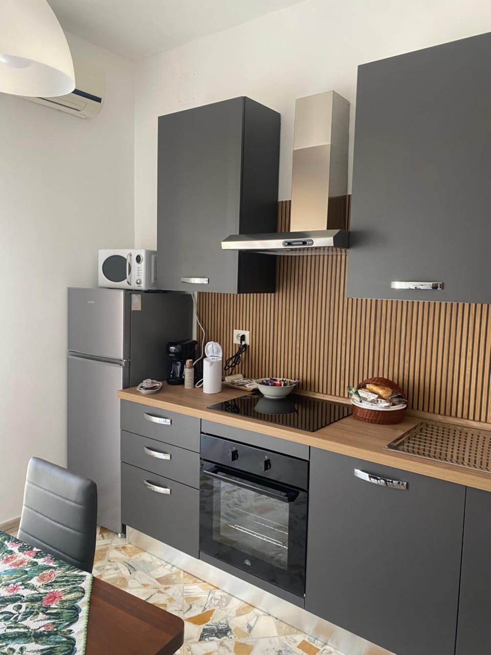 Coffee/tea facilities, Kitchen or kitchenette, minibar, oven, stove