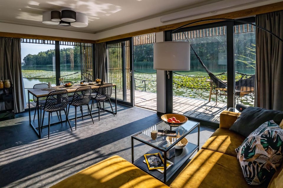 Day, View (from property/room), Balcony/Terrace, Living room, Seating area, Dining area, Lake view