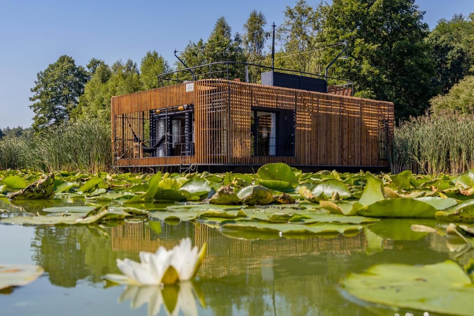 Property building, Day, Natural landscape, Garden, Garden view, Lake view