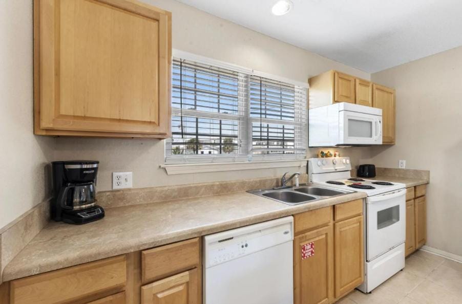 Coffee/tea facilities, Kitchen or kitchenette, oven, stove, kitchen