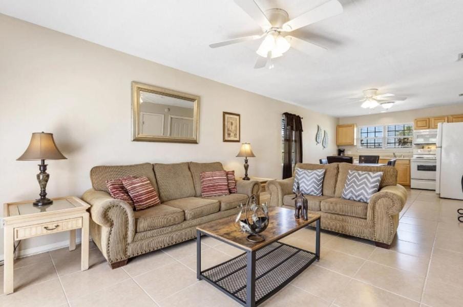 Kitchen or kitchenette, Living room, Photo of the whole room, Seating area