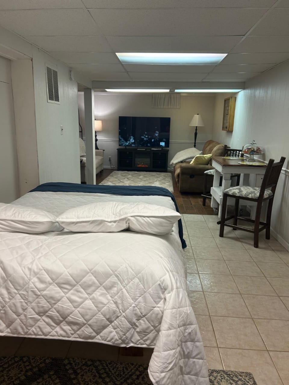 Bed, TV and multimedia, Living room, Seating area