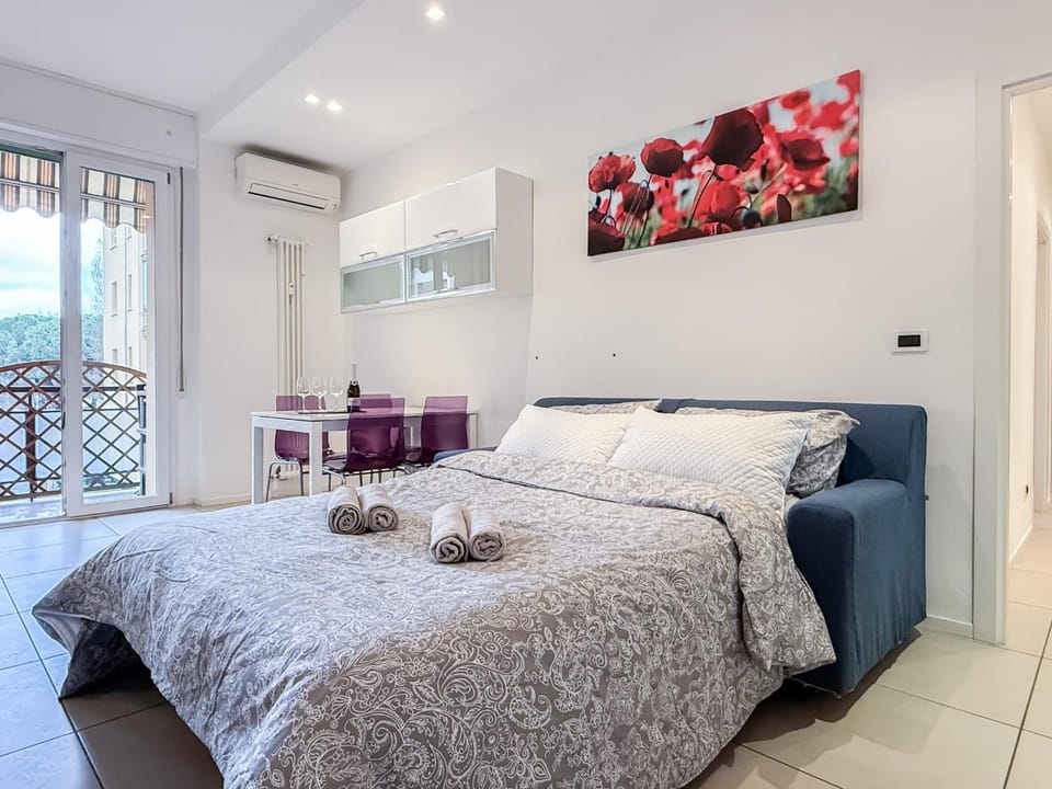 Bed, Living room, Photo of the whole room, towels, air conditioner