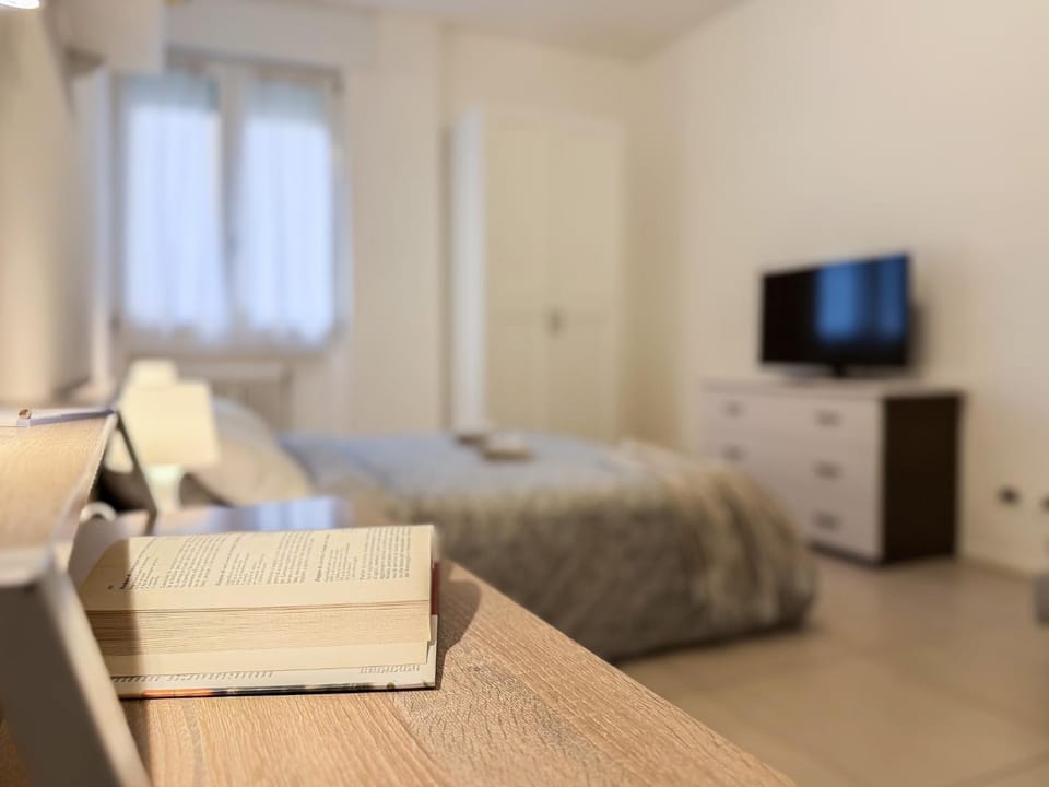Bed, TV and multimedia, Photo of the whole room, Bedroom