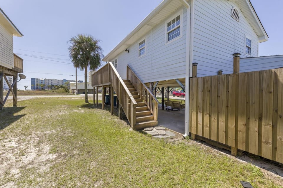Property building, Facade/entrance, Day